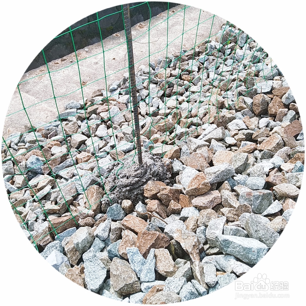 作业区域与铁路线路之间隔离栏的设置要求?