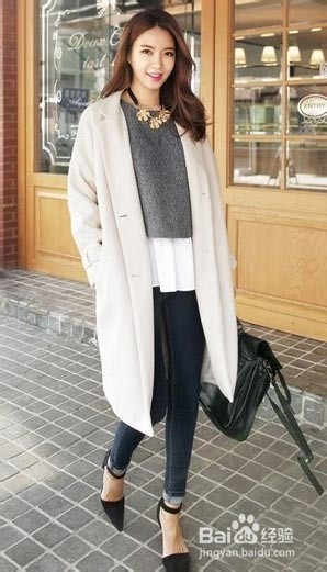 OL冬季穿中长大衣+紧身裤 时尚又显女人味