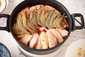 鸡翅大虾三汁焖锅的做法
