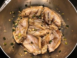 外脆里嫩的蒜香炸鸡翅