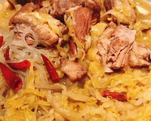 家常菜（酸菜炖排骨）的做法