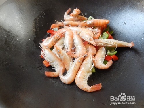鲜美：双椒炒大虾