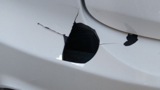 后保险杠撞裂了一点需要换新的吗