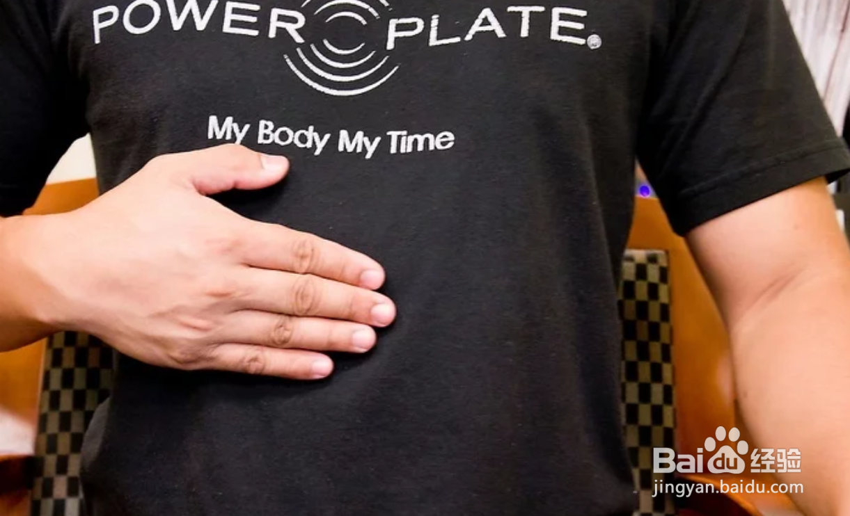 如何坐着练腹肌