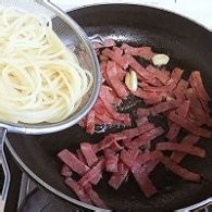 制作培根奶酪意面