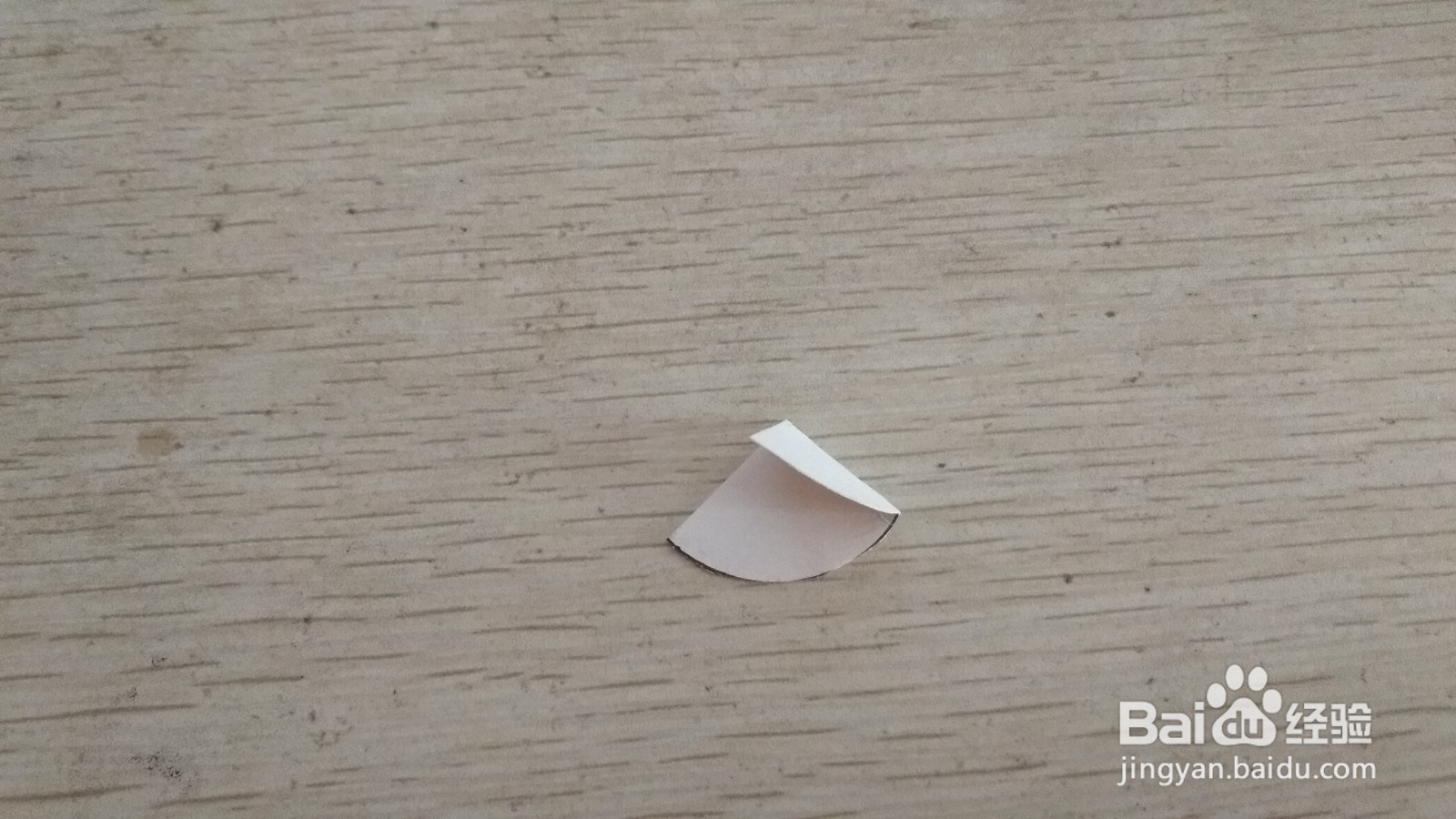 如何用半圆形硬卡纸做简易的手机的支架