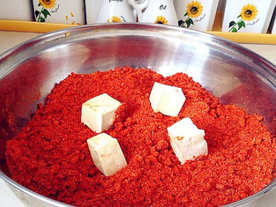 豆腐乳制作时发黄变粘稠正常吗