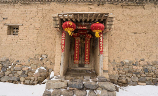 年年如意合家欢,岁岁平安福满堂这幅对联怎么贴