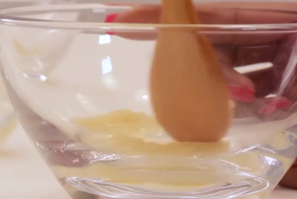 鸡蛋清和蜂蜜做面膜晚上不洗可以吗