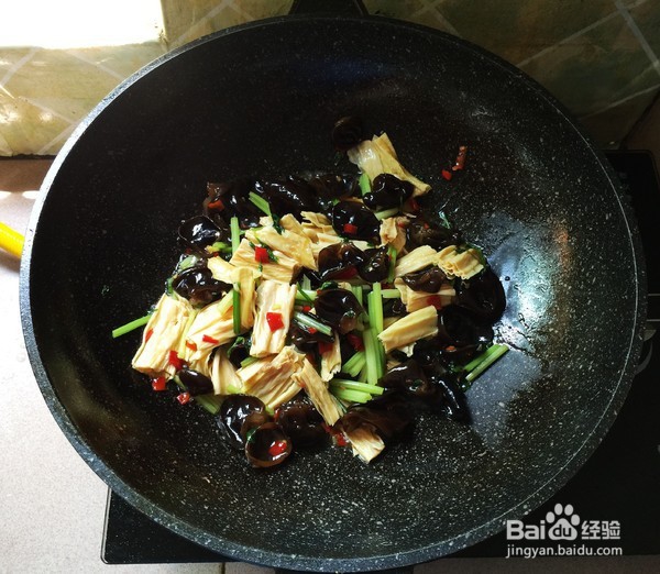 家常芹菜烧腐竹