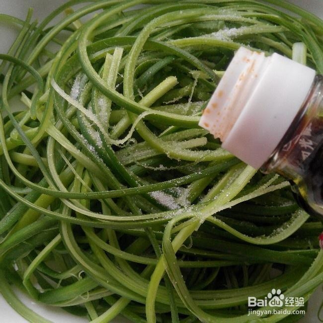 应该这样做油泼手撕蒜苔