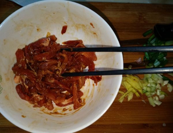肉炒竹笋丝胡萝卜木耳