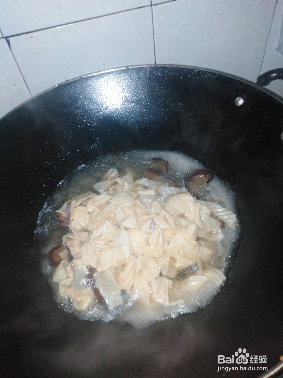 腊肉如何煮炒豆皮丝和洋葱