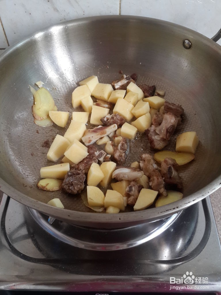 土豆焖排骨的做法