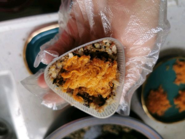 藜麦金枪鱼饭团