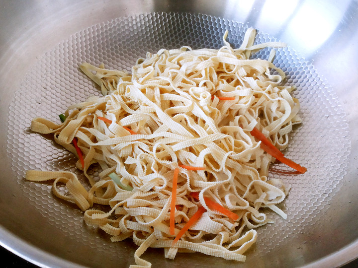 蒜苗豆腐皮怎么做,我教你呀