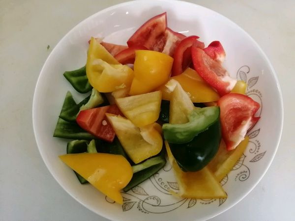 海鲜菇彩椒焖鸡腿
