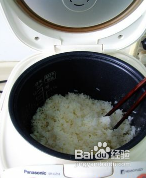 电饭煲烧米饭不粘锅怎么办