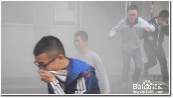 酒店发生火灾，客服部应该采取什么行动？