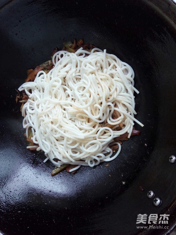 酱香肉丝炒米粉