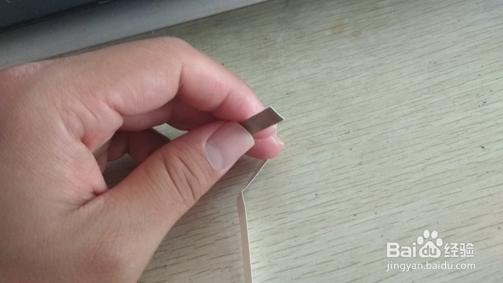 如何用一个细长的硬卡纸做简易的钢笔的支架