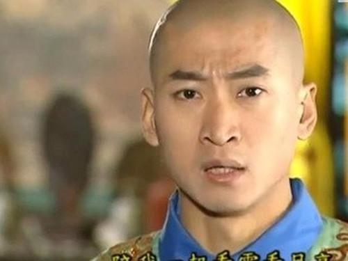 终是尔康光了头,扎了辫.