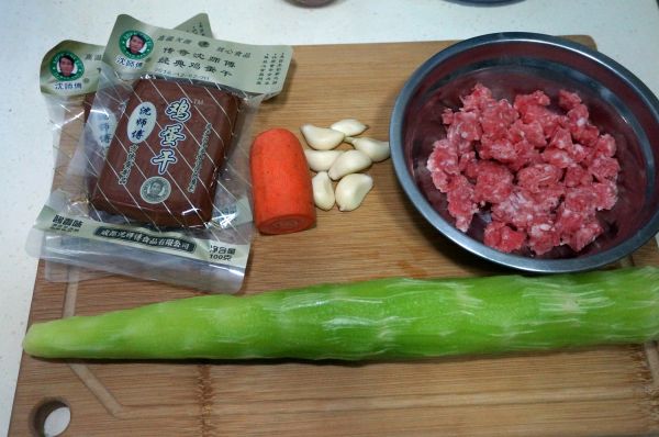 鸡蛋干笋丁拌面条