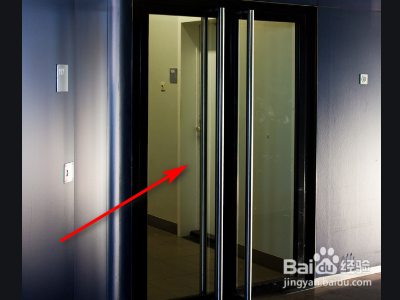 安全出口的疏散门应向哪里开启？