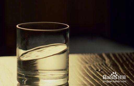 寒风凌厉的冬季，不妨试下“早喝盐水晚喝蜜”