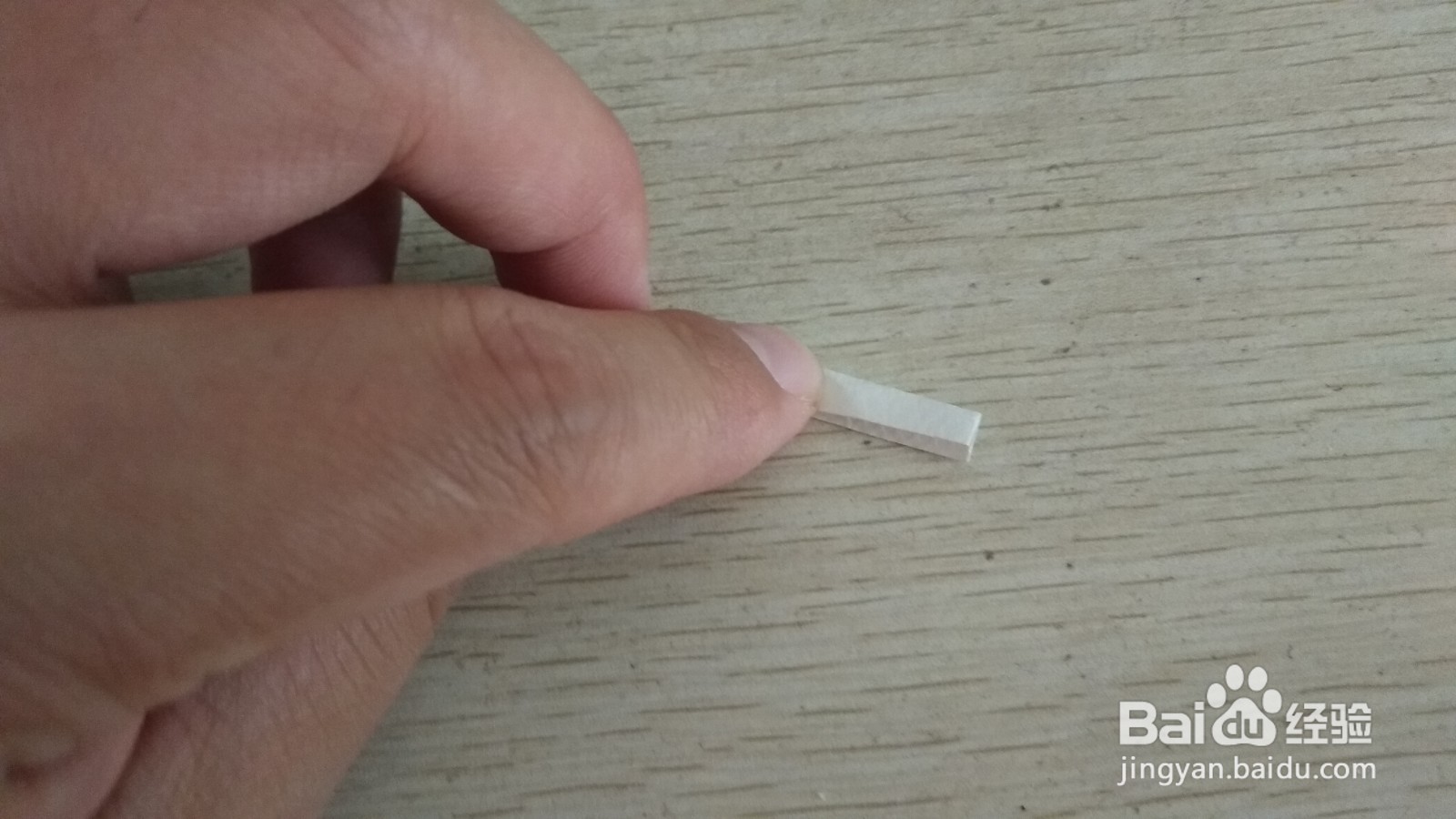 如何用一小块长方形水彩画纸做简易的手机支架