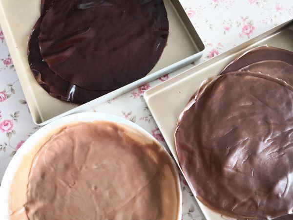 渐变可可千层蛋糕