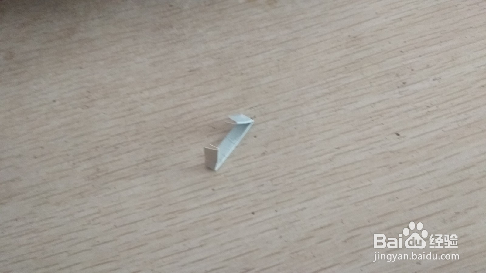 如何用一块长方形硬卡纸做三支中性笔的简易支架
