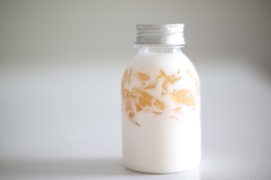 桃冻撞奶的做法