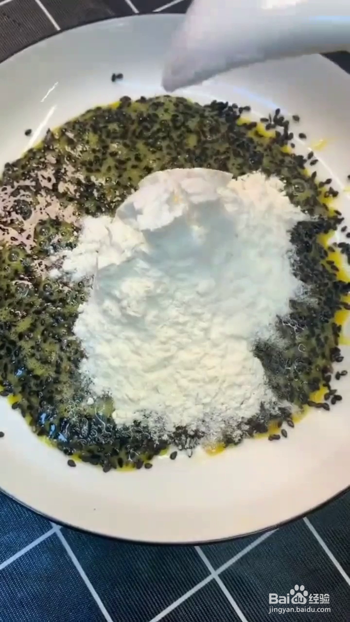 如何制作好吃的芝麻蛋黄小饼?