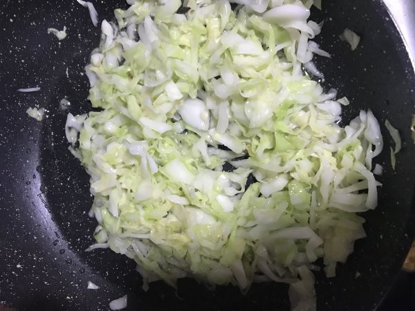 鲜虾火腿圆白菜炒粉丝