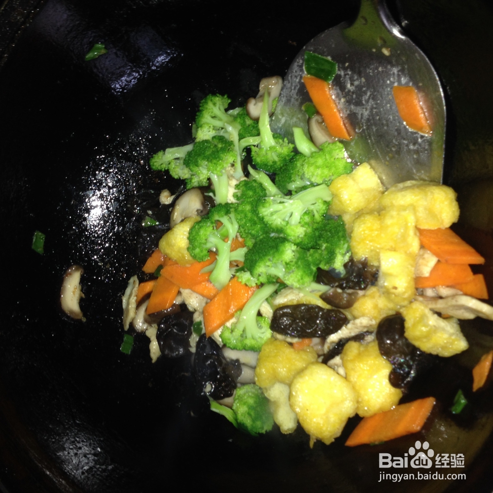 双色菜花做法——西蓝花菜花胡萝卜青椒菌类鸡肉