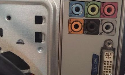 电脑上的耳机耳机应该插在哪里