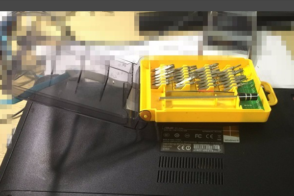 华硕A456U拆机，怎么拆掉硬盘啊，是从背面还是键盘面，老款式带光驱，想加固态硬盘