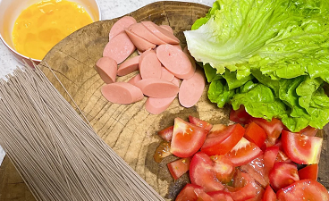 西红柿火腿鸡蛋焖面