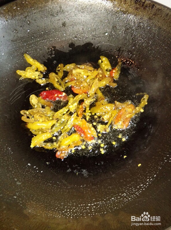 酸腌小米辣炒石屏豆腐