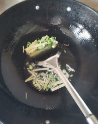 香饽饽的蒜黄炒千张