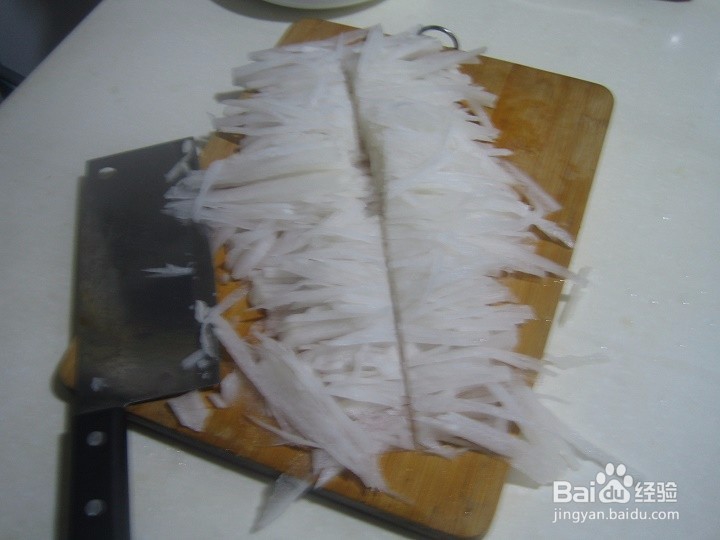 老年人怎样用刀来切白萝卜条