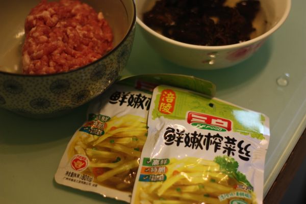 榨菜鲜肉胡萝卜包子