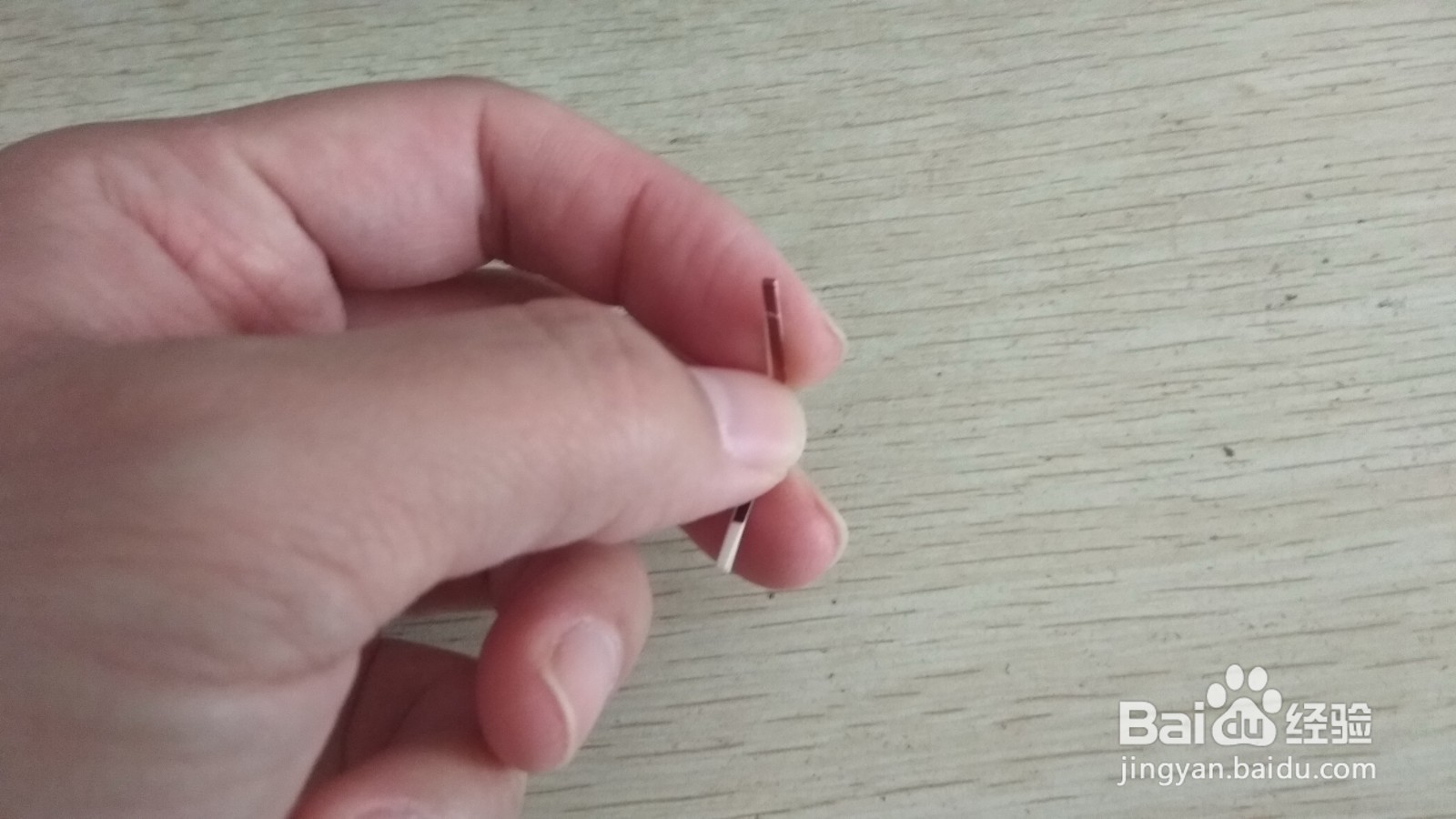 如何用两个细长长方形硬卡纸做简易的中性笔支架