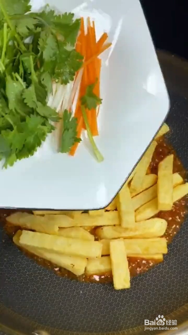 如何制作东北土豆酱汁条
