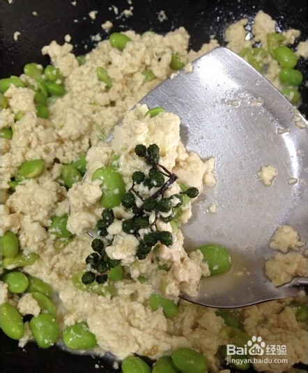 毛豆焖豆腐：[1]毛豆焖豆腐