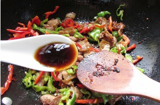 家常菜双椒炒肉的做法