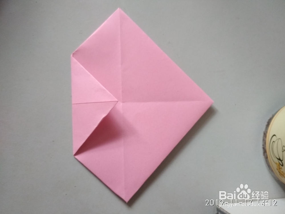 如何用彩纸折出爱心