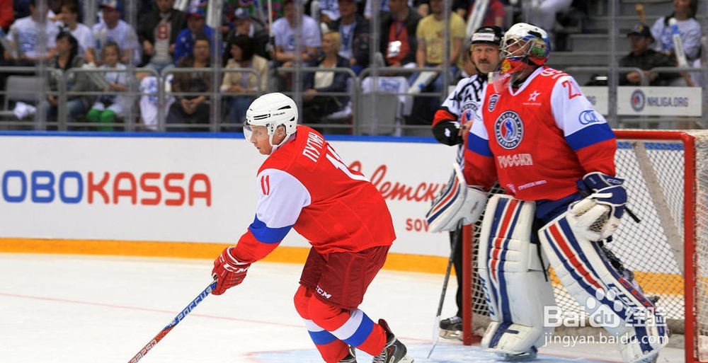 普京打冰球展硬汉本色 摔倒仍在追球