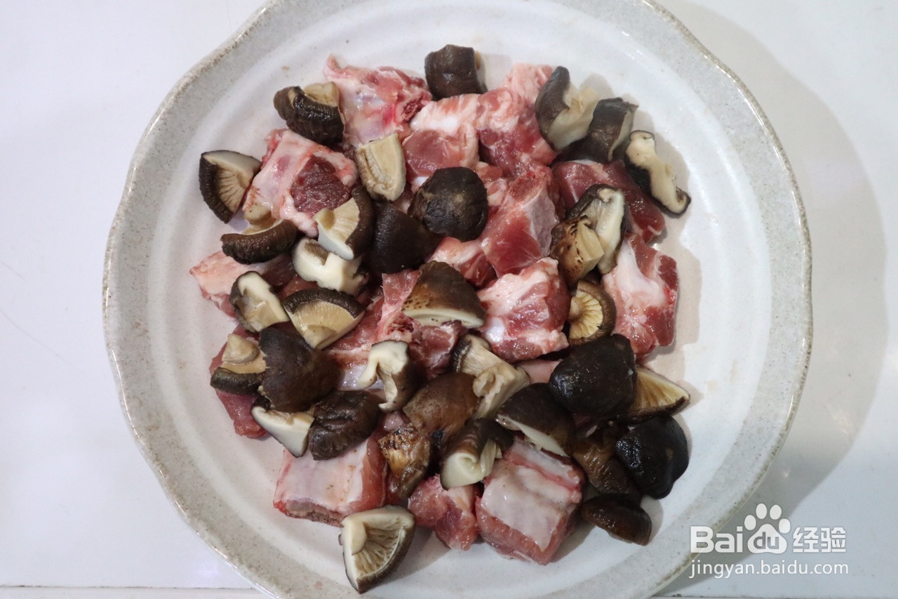 芭蕉叶蒸糯米排骨的做法